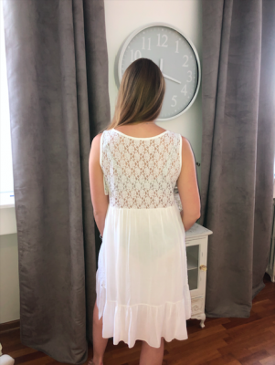 Robe blanche avec boutons