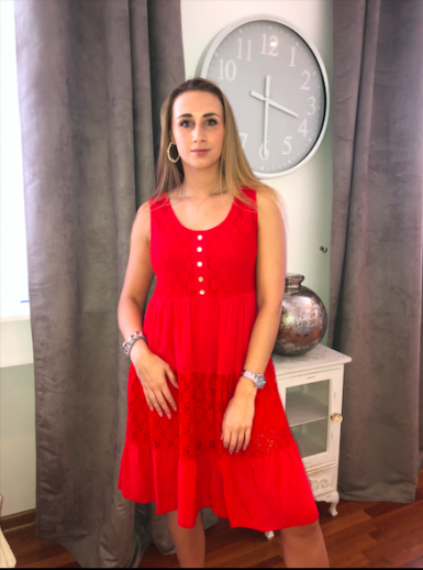 Robe rouge avec boutons