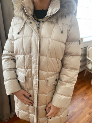 Veste matelassée beige avec capuche et fourrure Lebek