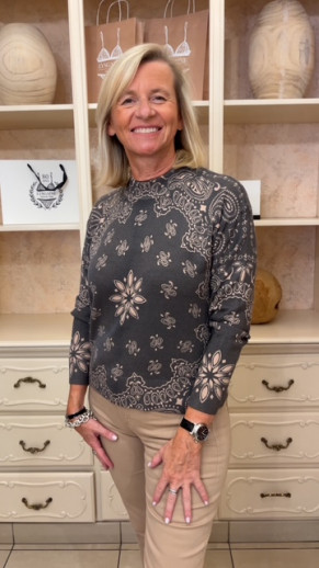 pull imprimé bandana gris et camel