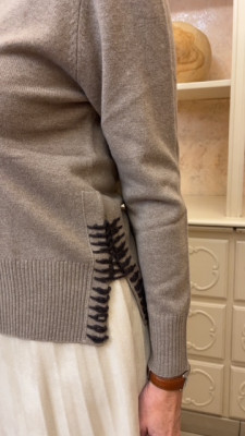 Pull taupe col V 100 % laine Maud et sacha